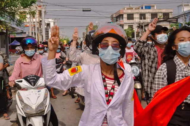 ဒီနေ့ ဧပြီ ၁၄ရက်မှာ ကျန်းမာရေးမိသားစုအဖွဲ့နဲ့ တက္ကသိုလ်ကျောင်းသားများ သမဂ္ဂက သွေးမတိတ်သပိတ် စစ်ကြောင်းပူးပေါင်းပြီး ပြုလုပ်တဲ့ ဆန္ဒပြပွဲ
