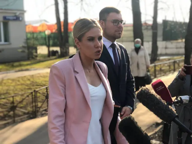 Любовь Соболь у здания суда