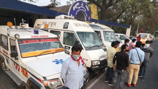 कोरोना मरीज और एम्बुलेंस