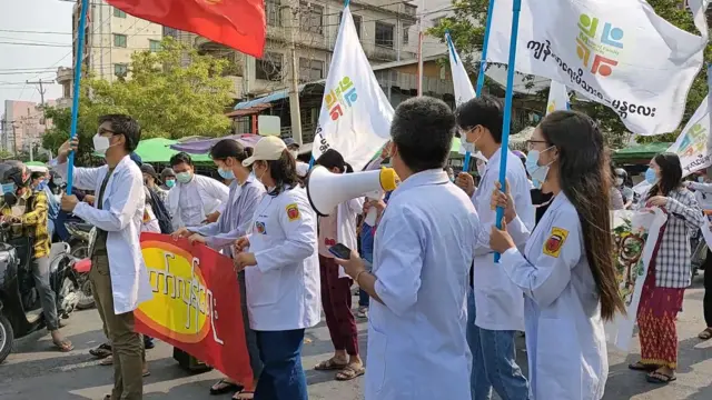 မန္တလေးမှာ ဆရာဝန်တွေနဲ့ ဆေးကျောင်းသားတွေဟာ နေ့စဉ် ဆန္ဒထုတ်ဖော်နေကြ