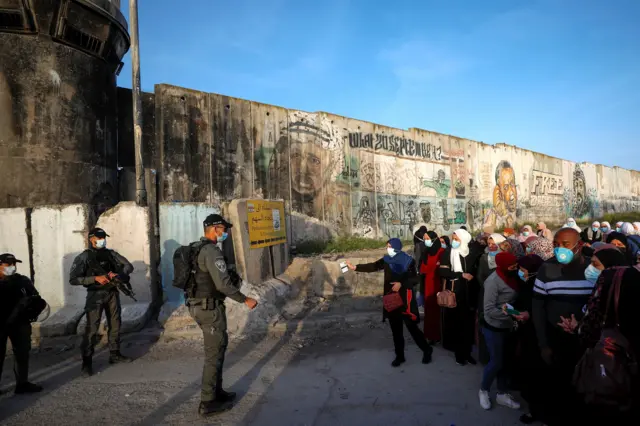 الفلسطينيون أمام بوابة الأقصى