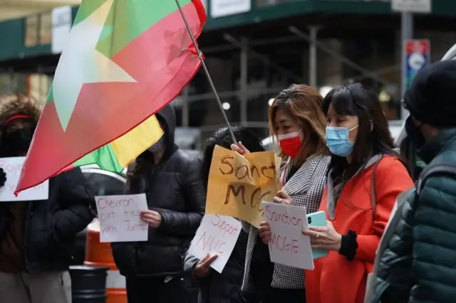 MOGE ကို ဒဏ်ခတ်စာရင်းထဲထည့်ဖို့ နယူးယောက်မှာ မြန်မာတွေဆန္ဒပြ