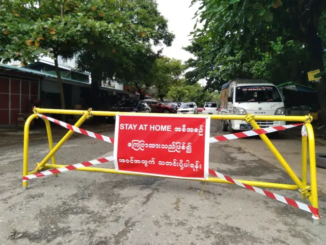 ပုံမှန်အားဖြင့် အဲဒီ လမ်းသွယ်လေးဟာ အေးဆေးတိတ်ဆိတ်တဲ့ လမ်းလေး ဖြစ်