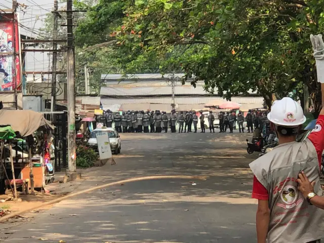 အင်းစိန်မီးရထားစက်ခေါင်းရုံဝန်ထမ်းတွေရဲ့ မတ်လ ၃ ရက် သပိတ် ဖြိုခွင်းမခံရခင် မြင်ကွင်း