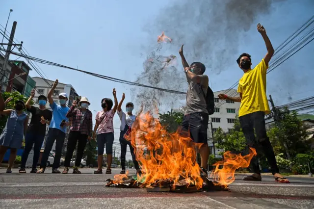 တောင်ဥက္ကလာပမြို့နယ်မှာ ဧပြီ ၁ ရက်က ၂၀၀၈ အခြေခံဥပဒေစာအုပ်တွေ မီးရှို့ဆန္ဒပြကြသူတွေ