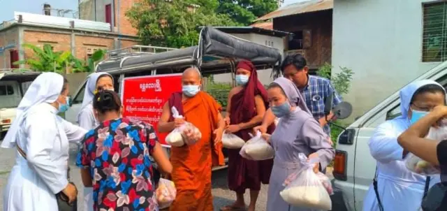 မန္တလေးက ဘာသာပေါင်းစုံ စုပေါင်းအလှူ