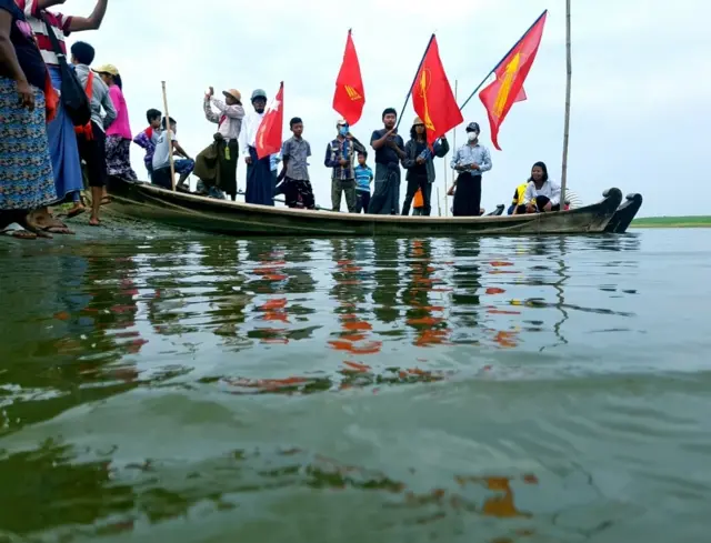 မြင်းခြံဧရာဝတီမြစ်ကမ်းပေါ်ကကျွန်းထဲသပိတ်