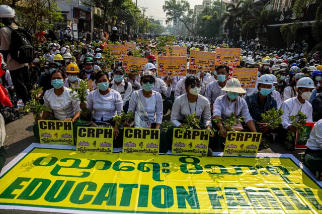 စစ်အာဏာသိမ်းဆန့်ကျင်ဆန္ဒပြမှုတွေထဲ အစောဆုံးပါဝင်ခဲ့သူတွေထဲမှာ ပညာရေးမိသားစုတွေလည်း ပါဝင်ပါတယ်။
