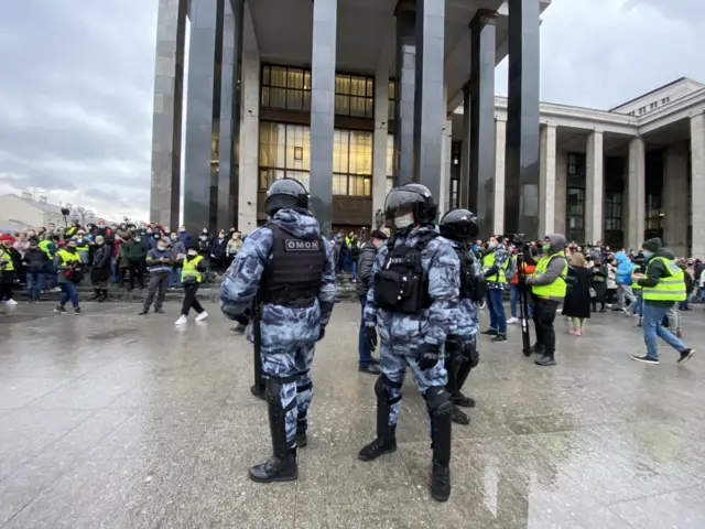 у библиотеки