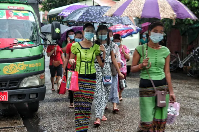 ကိုဗစ် ဒုတိယလှိုင်းကာလ ရန်ကုန်မြို့လှိုင်သာယာက စက်ရုံလုပ်ငန်းခွင်ကိုသွားတဲ့လုပ်သားများ