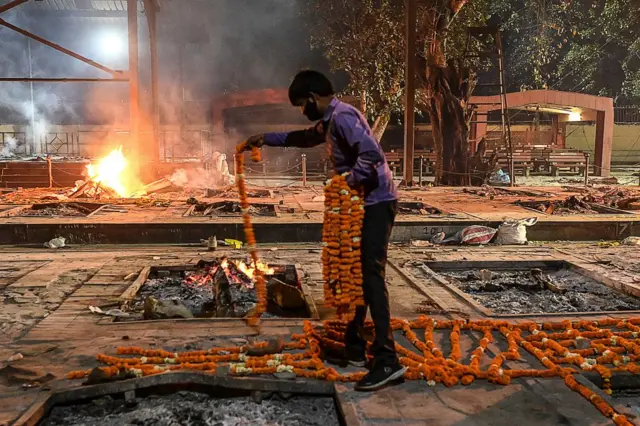 अंतिम संस्कार करता एक शख़्स