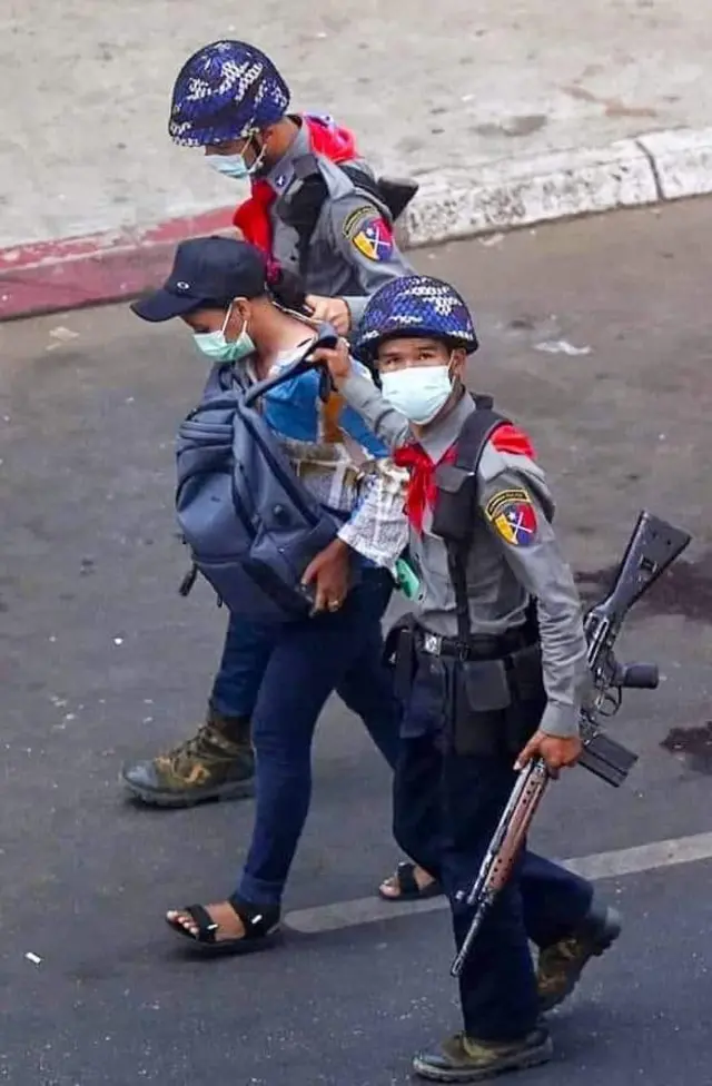 မကေဇွန်နွေးကို ဖမ်းဆီးခေါ်ဆောင်သွားစဉ်