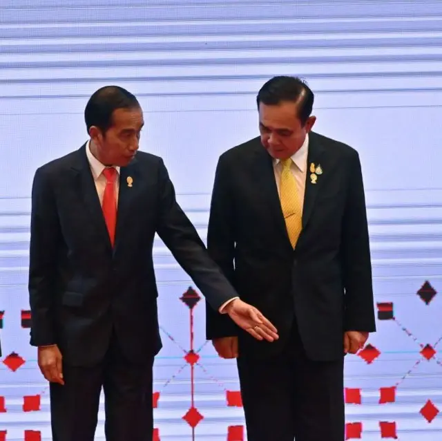အင်ဒိုနီးရှားသမ္မတ (ဝဲ) နဲ့ ထိုင်းဝန်ကြီးချုပ် (ယာ)