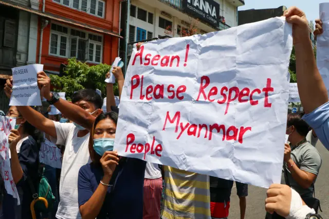 စစ်အာဏာရှင်ကို မကာကွယ်ဖို့ အာဆီယံခေါင်းဆောင်တွေကို လူငယ်တွေတောင်းဆို ဆန္ဒပြ