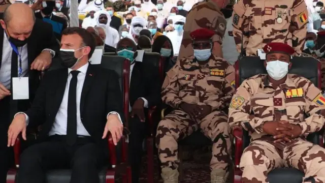 Rais wa Ufaransa Emmanuel Macron (kushoto) amewasili nchini kuhudhuria mazishi yahayati Deby