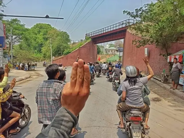 စစ်ဆေးမှုတွေကြားကပြုလုပ်ခဲ့တဲ့စစ်ကိုင်းသပိတ်