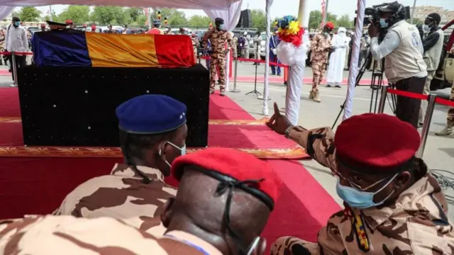 Waandishi wa habari walipiga picha mwili wa Idriss Deby wakati wa mazishi