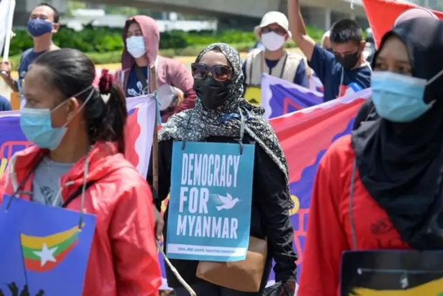 စစ်ကာင်စီဥက္ကဋ္ဌလာမယ့် အာဆီယံအတွင်းရေးမှူးရုံးရှေ့ ဆန္ဒပြနေ