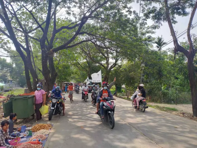 ဒလလူငယ်တွေရဲ့ဆိုင်ကယ်သပိတ် ရဲနဲ့စစ်ကားလိုက်ဖမ်းလို့ ထွက်ပြေးရ