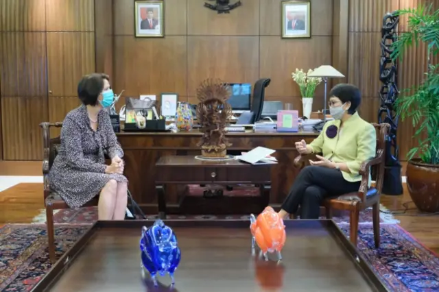 အင်ဒိုနီးရှားနိုင်ငံခြားရေးဝန်ကြီးနဲ့တွေ့ဆုံနေတဲ့ ကုလအထူးကိုယ်စားလှယ်