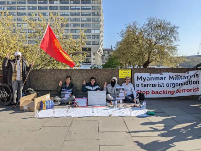 မြန်မာ့အရေး ယူကေမှာ မြန်မာကျောင်းသားတချို့ အစာငတ်ခံဆန္ဒပြ