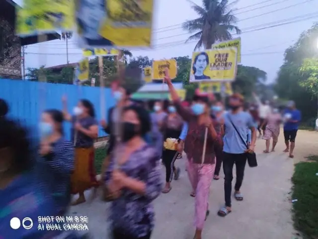 လူစုခွဲခံရပေမဲ့ ပျောက်ကျားစနစ်နဲ့ပြန်ထွက်ခဲ့ကြတဲ့ မိုးကောင်းလူငယ်တွေရဲ့ အရုဏ်ဦး သပိတ်