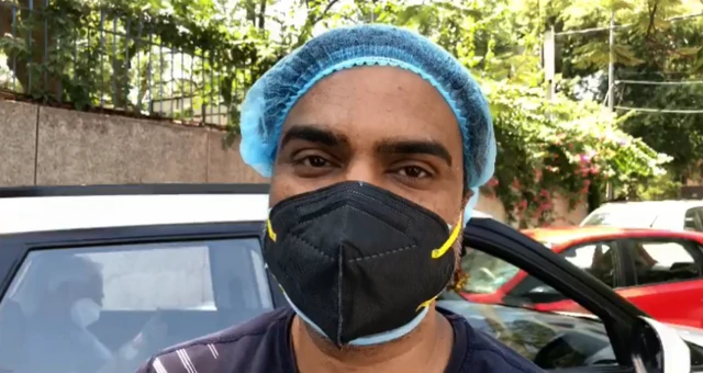 बीबीसी से बात करते हुए रो पड़ा .युवक