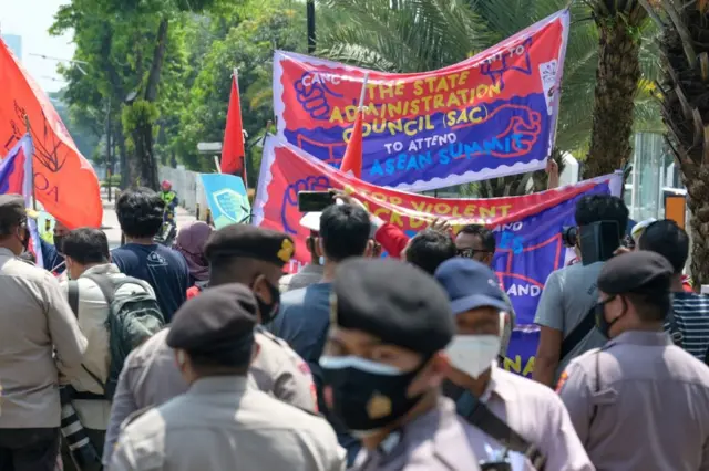 စစ်ကာင်စီဥက္ကဋ္ဌလာမယ့် အာဆီယံအတွင်းရေးမှူးရုံးရှေ့ ဆန္ဒပြနေ