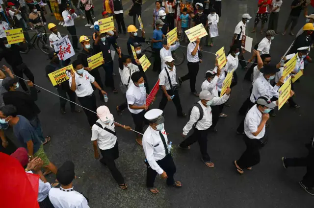မလွှကုန်းက CDM ဂတ်ဗိုလ် ၂၅ ဦးနီးပါး တာဝန်ယာယီရပ်ဆိုင်းခံရ၊ ဖေဖော်ဝါရီ ၁၉ ရက် ဆန္ဒပြပွဲမှာမြင်ရတဲ့ မြန်မာ့မီးရထားဝန်ထမ်းတွေ