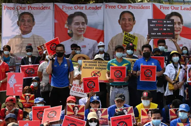 တရုတ်သံရုံးရှေ့မှာ ဖေဖော်ဝါရီလကုန်ပိုင်းတုန်းက ပြုလုပ်တဲ့ ဆန္ဒပြပွဲ