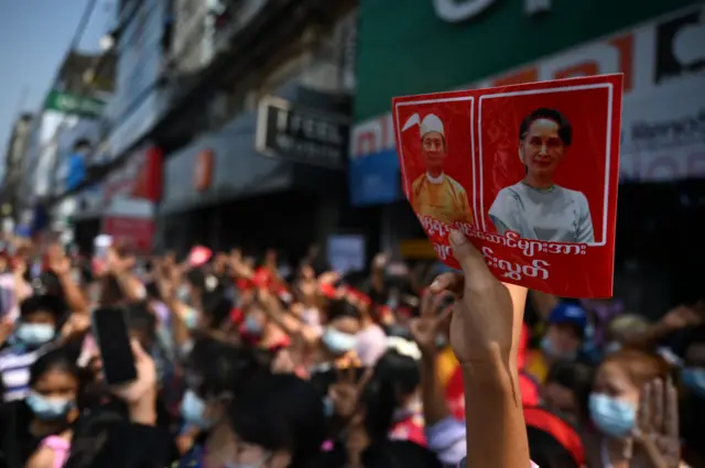 နိုင်ငံတော်အတိုင်ပင်ခံ၊ သမ္မတဦးဝင်းမြင့်နဲ့ သူတို့ရဲ့ရှေ့နေတွေ လူချင်းမတွေ့နိုင်သေး