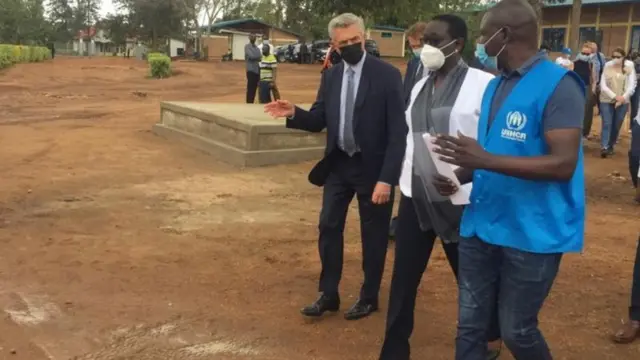 Kamishna wa UNHCR Filippo Grand (Kushoto) akiwa ziaani nchini Rwanda
