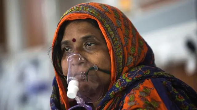 ग्रेटर नोएडा के शारदा हॉस्पिटल में आईसीयू में बैठीं कोरोना की एक मरीज़