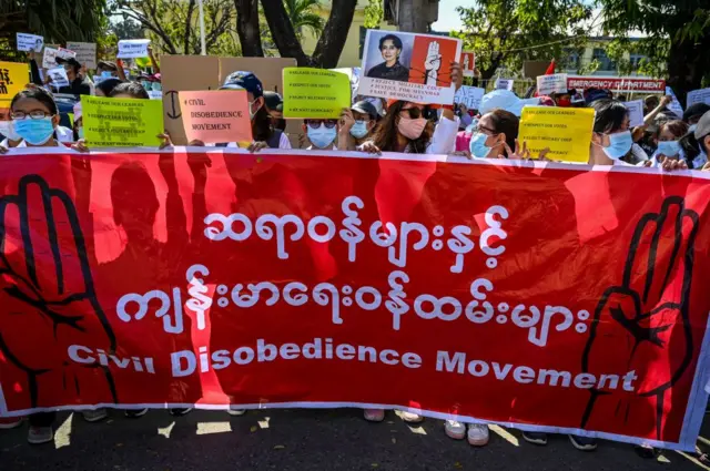အိုချာ၊ ကျန်းမာရေး ဝန်ထမ်း၊ စစ်အာဏာသိမ်း