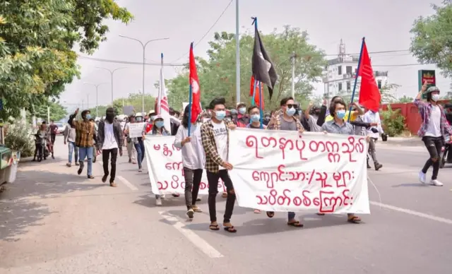 မန္တလေးဆန္ဒပြစစ်ကြောင်းကို ကားနဲ့ဝင်တိုက်ဖြိုခွဲပြီး ဖမ်းဆီး