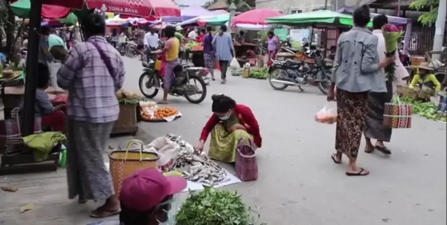 မန္တလေးဈေးတချို့မှာ စည်ပင်နဲ့တပ်ပေါင်းပြီး ဈေးခွန်ကောက်နေ