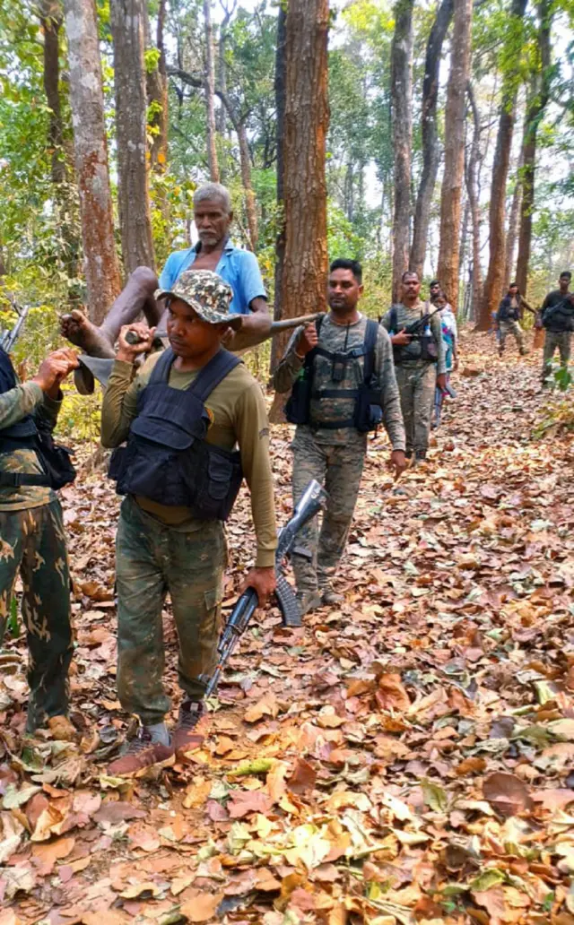 बस्तर में एक घायल ग्रामीण को इलाज के लिए ले जाते सुरक्षा कर्मी (फ़ाइल फ़ोटो)