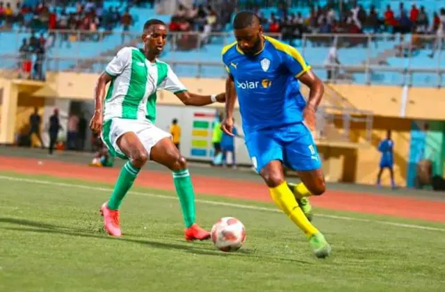 Alex Song oo u dheelayo mid kamid ah kooxihii ay ciyaarta dhexmartay ee Jabuuti