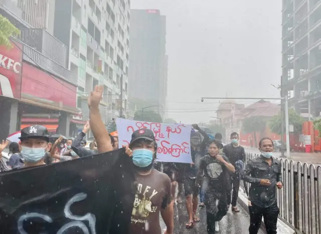 ရသလိုတော်လှန်နေမယ်ဆိုတဲ့ရန်ကုန်လူငယ်တွေရဲ့ဒီနေ့သပိတ်