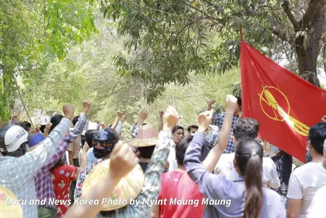 မုံရွာသပိတ်က ကိုဝေမိုးနိုင်နဲ့ဆက်စပ်သူတွေကို စစ်ကောင်စီကလိုက်ဖမ်းနေ