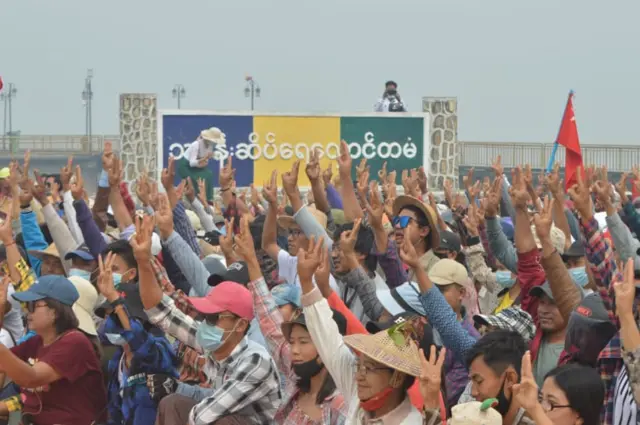 ကျွန်းလှမြို့နဲ့ ဆည်နားက ရွာတွေစုပေါင်းဆန္ဒပြခဲ့ကြ