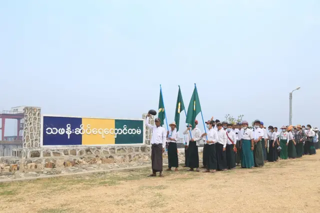 ပညာရေးဝန်ထမ်းတွေရဲ့ ဆည်ပေါ်က သပိတ်စစ်ကြောင်း