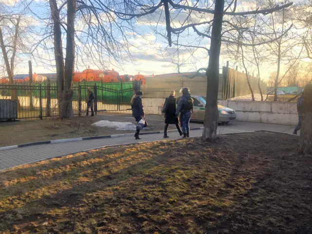 Любовь Соболь покидает здание Перовского суда Москвы