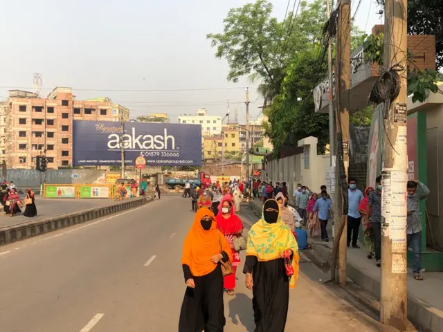 শিল্প-কারখানা খোলা থাকায় গার্মেন্টস কর্মীদের দিন শুরু হয়েছে অন্যান্য দিনের মতোই।