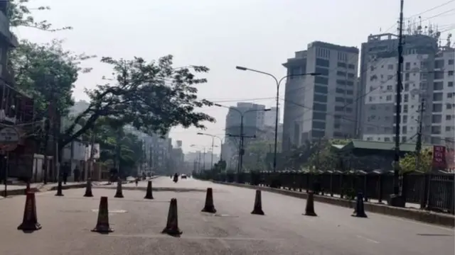 কার সড়কে যান চলাচল ও মানুষের চলাফেরা অত্যন্ত সীমিত ছিল। ৩১ মার্চ ২০২০ সালের ছবি।
