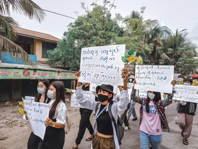 ရတနာပုံတက္ကသိုလ်တက္ကသိုလ်ကျောင်းသူကျောင်းသားတွေရဲ့ နွေဦးပိတောက်သပိတ်