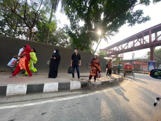 ঢাকার রাস্তায় অনেককে যানবাহনের জন্য অপেক্ষা করতে দেখা গেছে