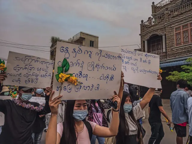 ရတနာပုံတက္ကသိုလ်တက္ကသိုလ်ကျောင်းသူကျောင်းသားတွေရဲ့ နွေဦးပိတောက်သပိတ်