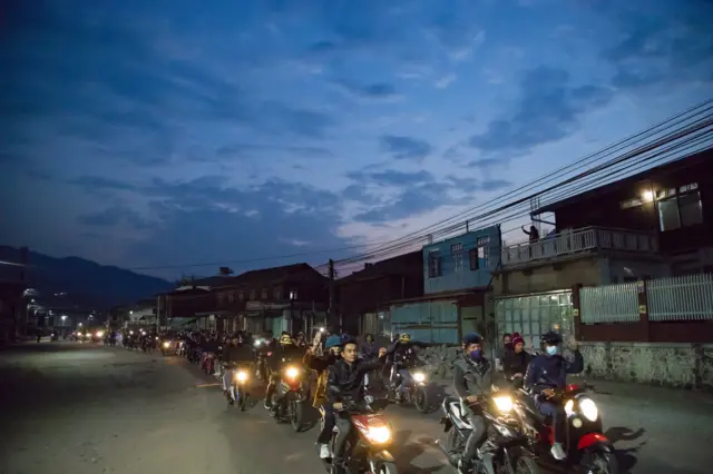 မိုးကုတ်က အရုဏ်ဦး ဆိုင်ကယ်သပိတ်