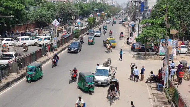 এ বছর লকডাউন শুরু হলেও ঢাকা ও বিভাগীয় শহরগুলোর সড়কে মানুষ ও অনেক যানবাহন চলাচল করতে দেখা যাচ্ছে।